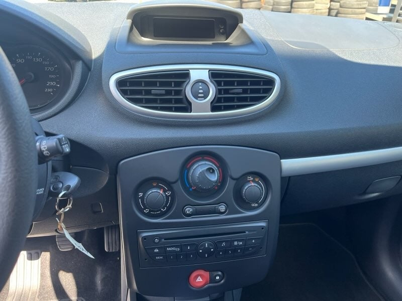 Renault Clio III 1,2 16V Authentique 5d