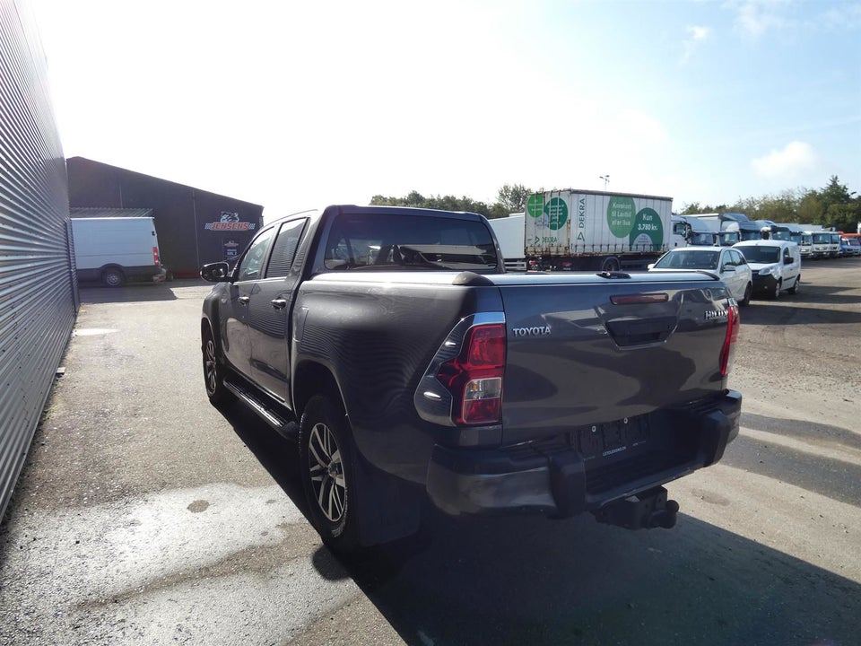 Toyota HiLux 2,4 D-4D Black Edition aut. 4x4 4d