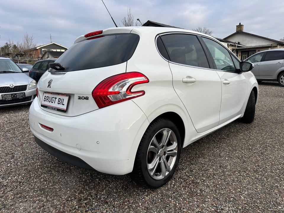 Peugeot 208 1,2 VTi Allure Sky 5d