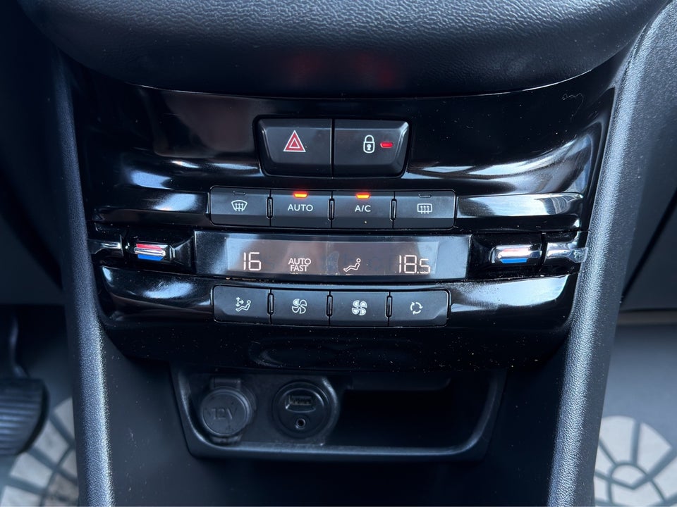 Peugeot 208 1,2 VTi Allure Sky 5d