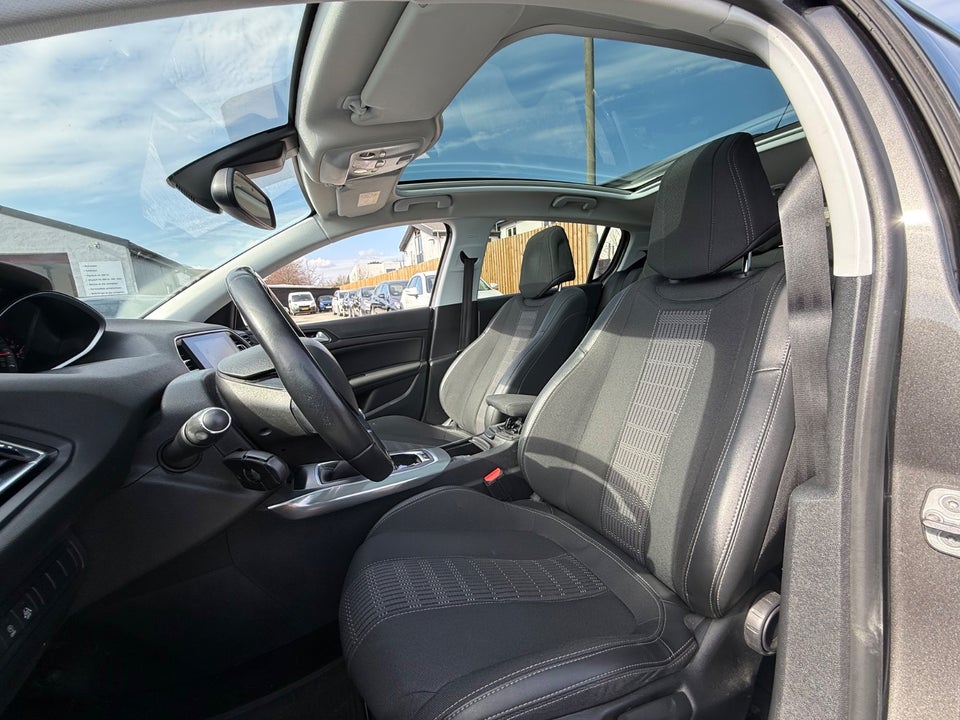 Peugeot 308 1,2 e-THP 130 Allure Sky 5d