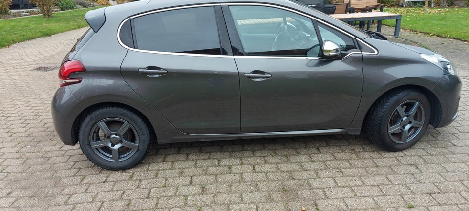 Peugeot 208 1,2 PureTech 82 Allure Sky 5d