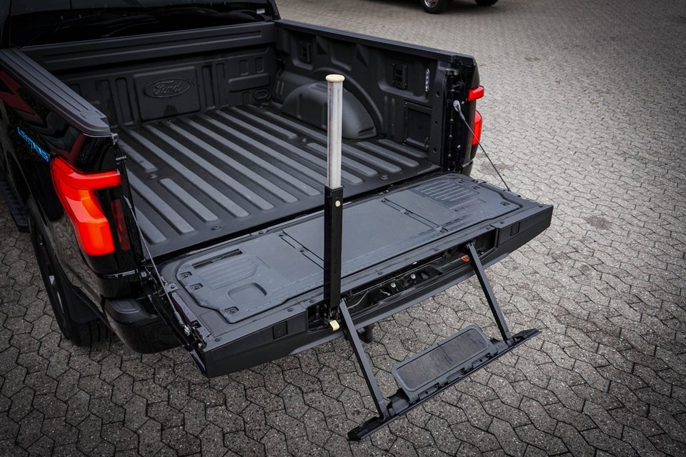 Ford F-150 123 Lightning Flash Extended Range 4d
