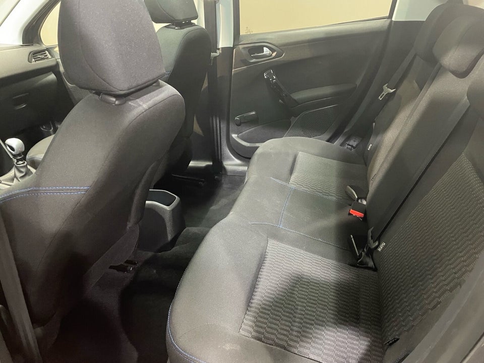 Peugeot 208 1,2 PureTech 110 Signatue Sky 5d