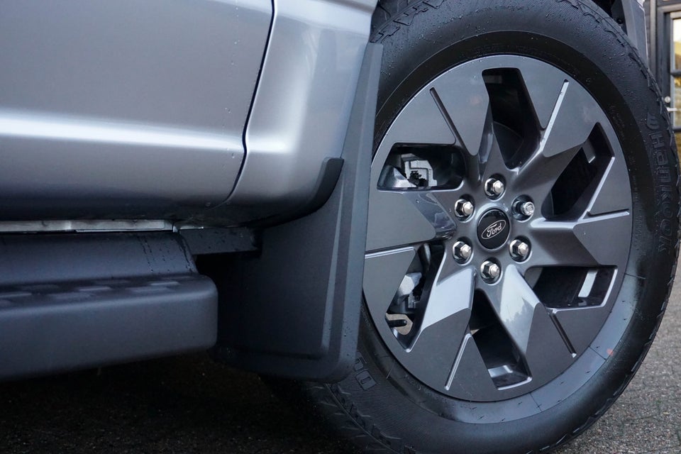 Ford F-150 123 Lightning Flash Extended Range 4d