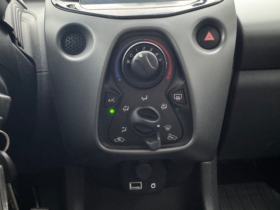 Toyota Aygo 1,0 VVT-i x-plore 5d