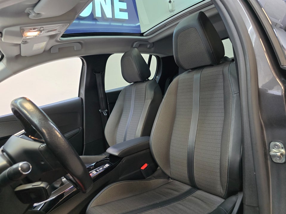 Peugeot 208 1,2 PureTech 100 Allure Sky 5d