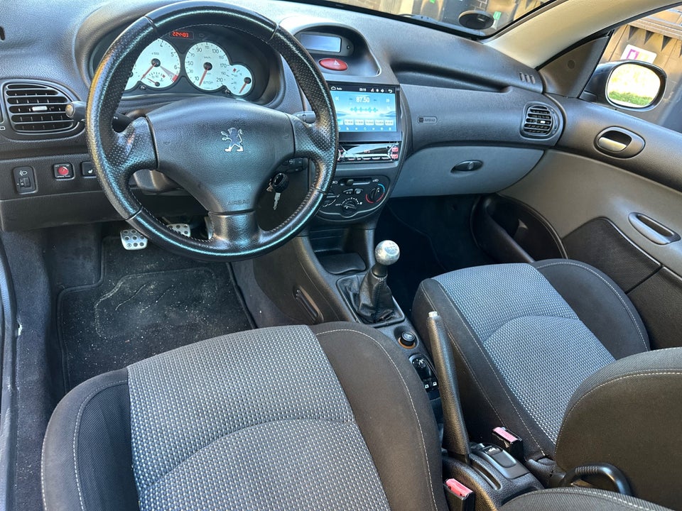 Peugeot 206 1,6 16V CC 2d