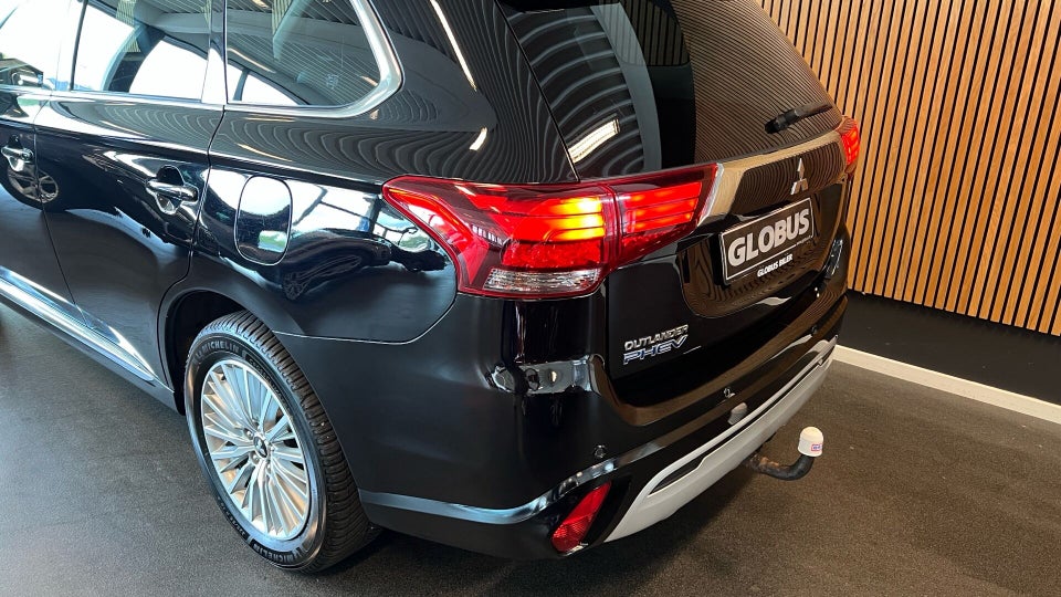 Mitsubishi Outlander 2,4 PHEV Limited CVT 4WD 5d