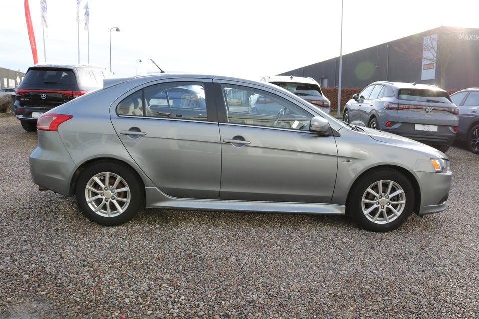 Mitsubishi Lancer 1,6 Invite SportBack 5d