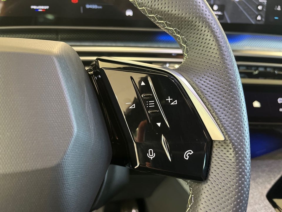 Peugeot e-3008 77 GT Pack 5d
