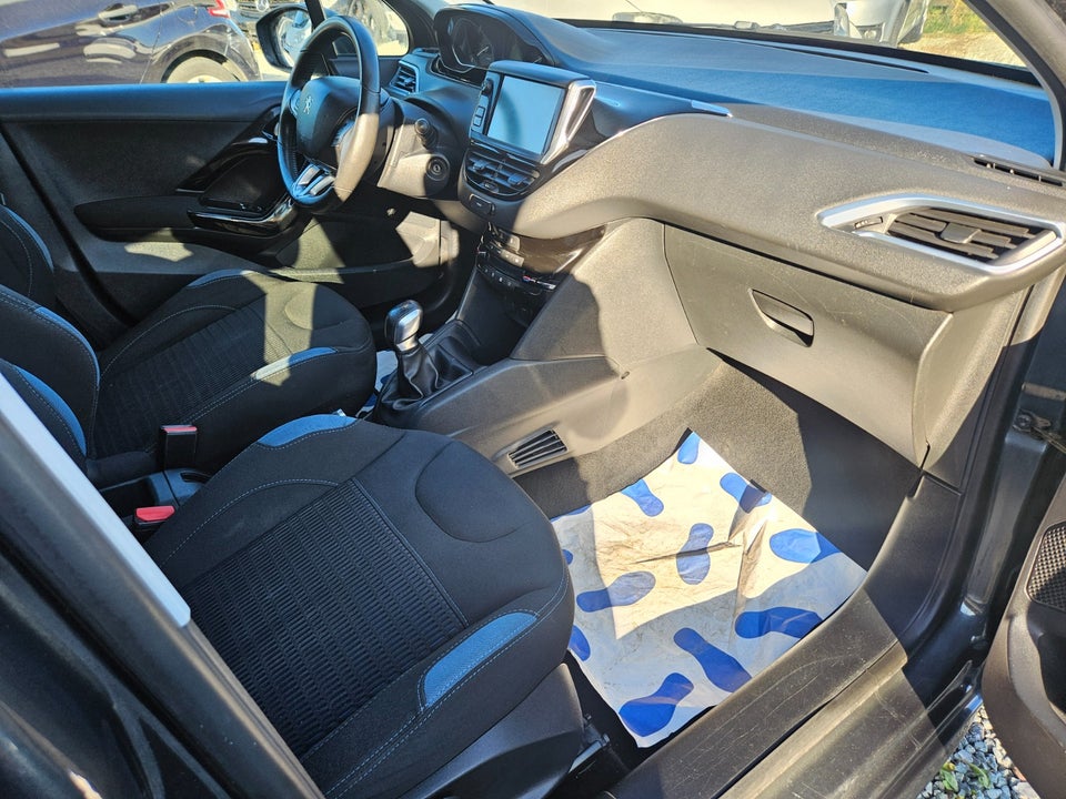 Peugeot 208 1,2 VTi Allure Sky 5d