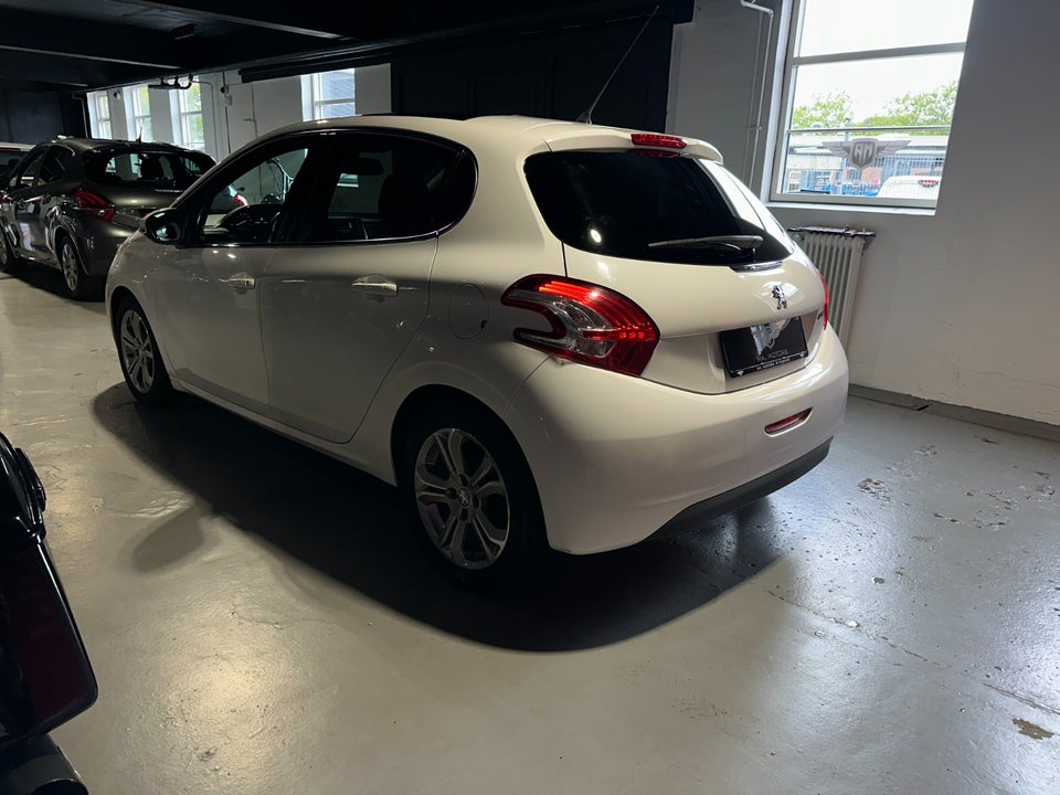 Peugeot 208 1,2 VTi Allure Sky 5d