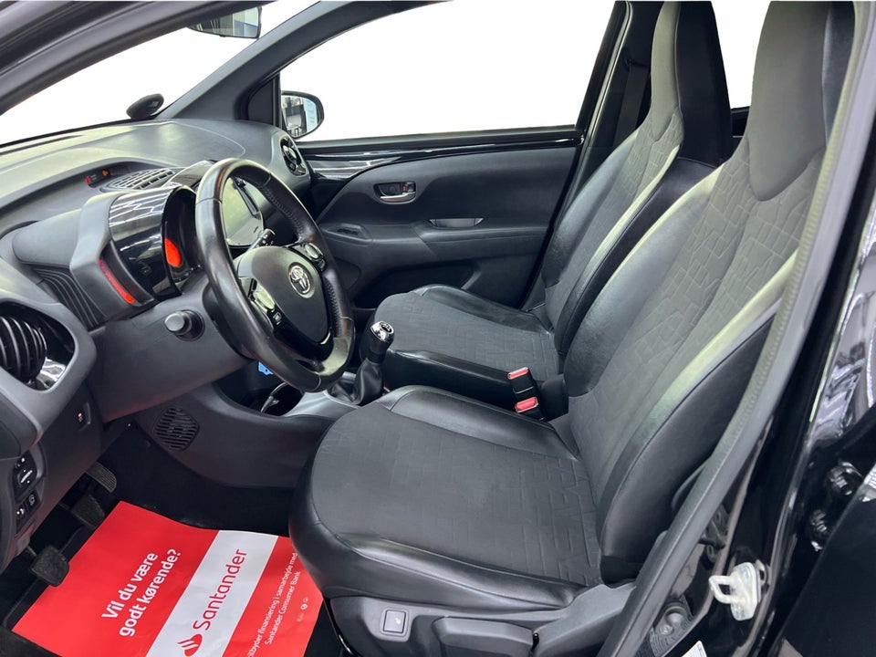 Toyota Aygo 1,0 VVT-i x-black 5d
