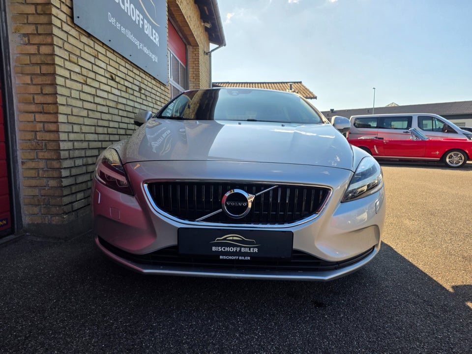 Volvo V40 2,0 T3 152 Momentum 5d