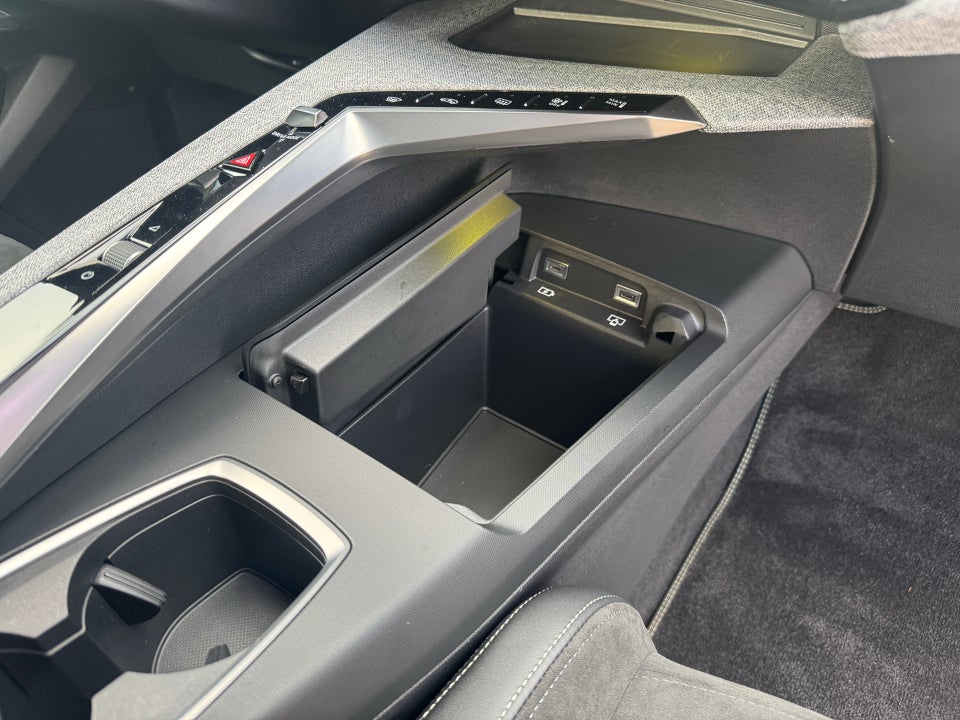 Peugeot e-3008 77 GT 5d