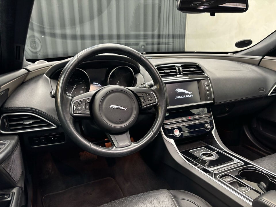 Jaguar XE 2,0 D163 Prestige aut. 4d