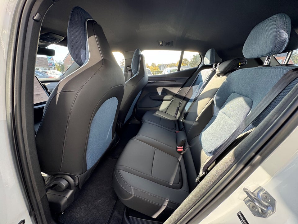 Volvo EX30 Extended Range Plus 5d