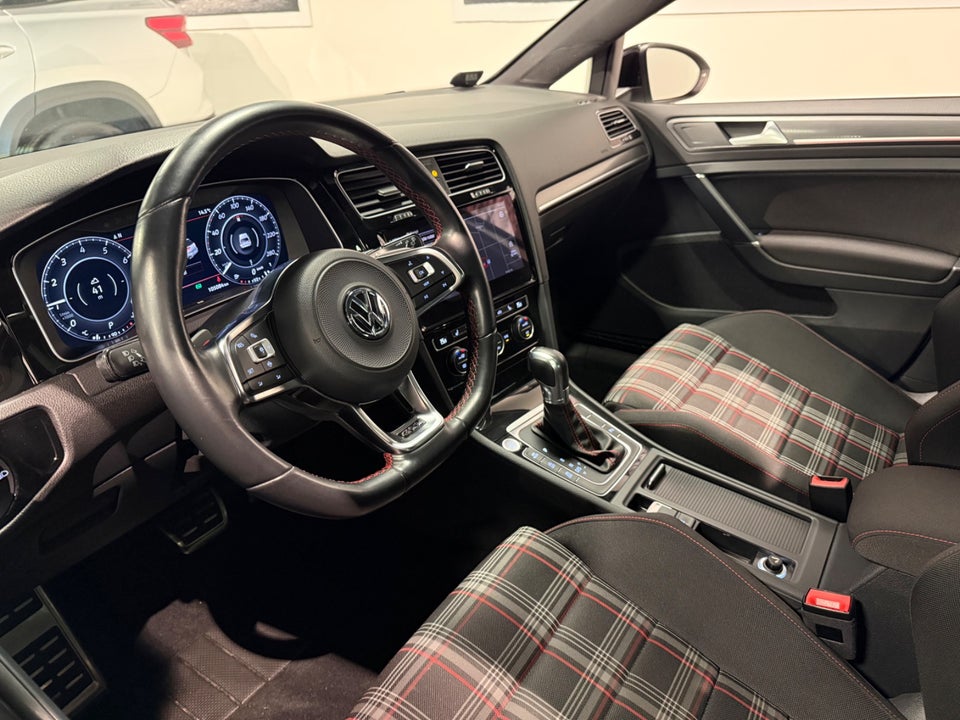 VW Golf VII 2,0 GTi Performance DSG 5d