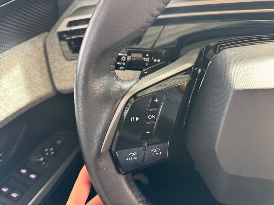 Peugeot e-3008 77 GT Pack 5d