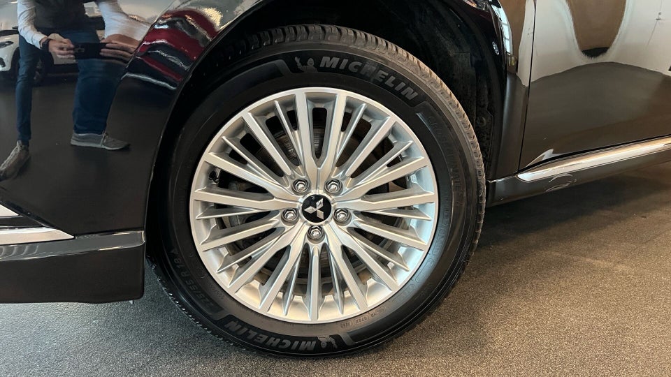 Mitsubishi Outlander 2,4 PHEV Limited CVT 4WD 5d