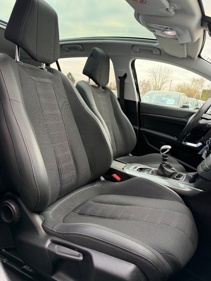 Peugeot 308 1,5 BlueHDi 130 Prestige Sky 5d