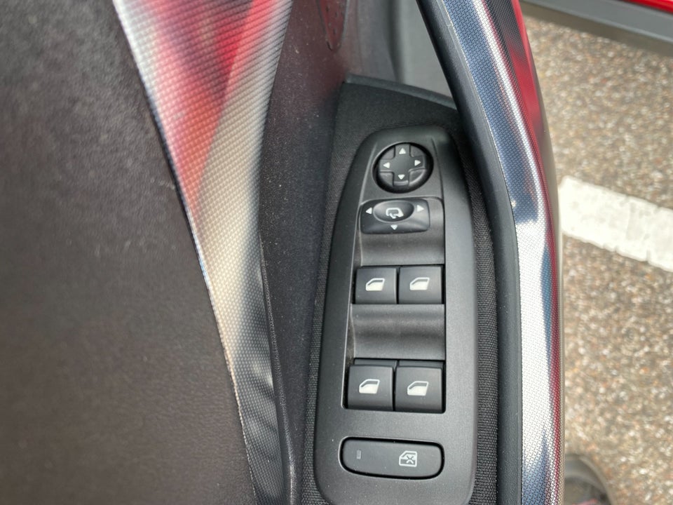 Peugeot 2008 1,6 BlueHDi 100 Allure Sky 5d