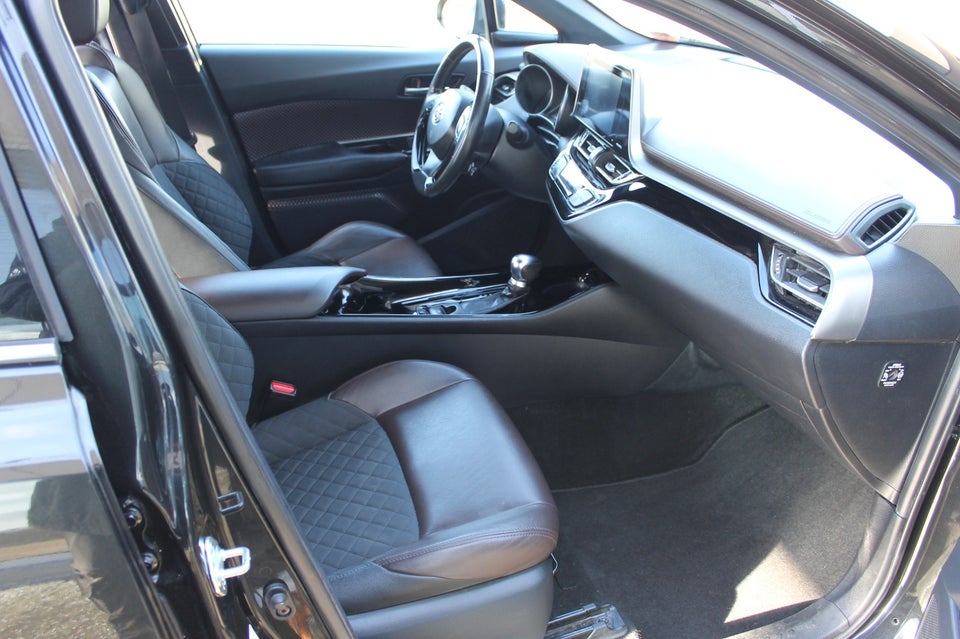 Toyota C-HR 1,8 Hybrid Premium Selected CVT Van 5d