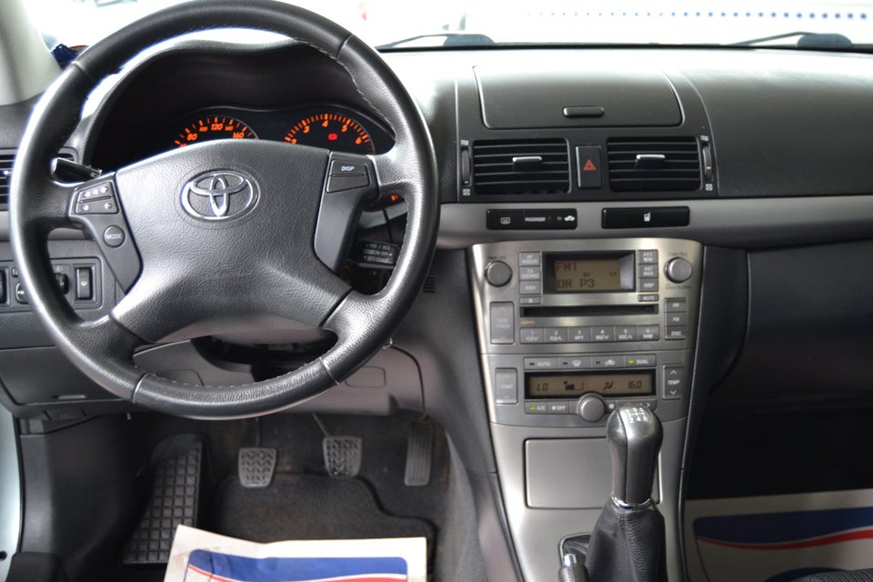 Toyota Avensis 2,0 VVT-i Executive stc. 5d