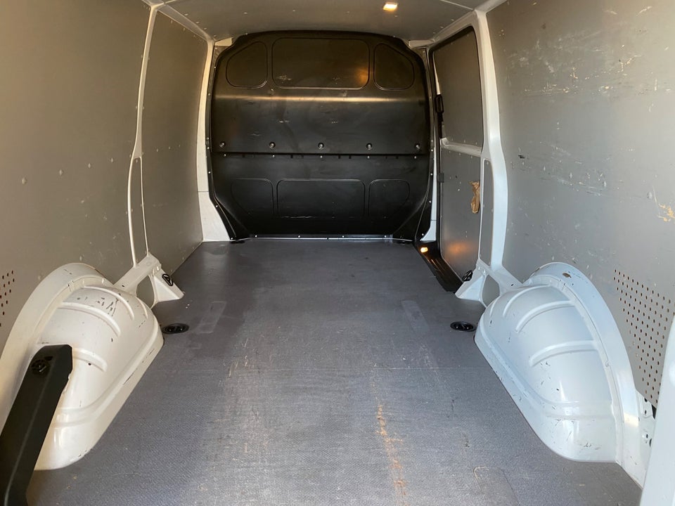 VW Transporter 2,0 TDi 110 Kassevogn lang