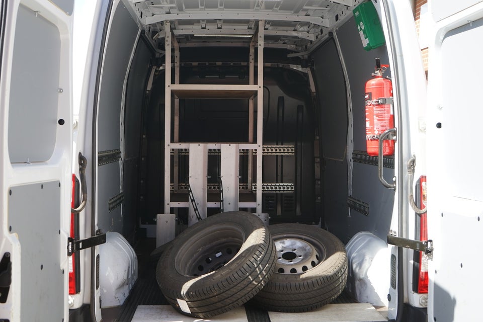 Renault Master IV T33 2,3 dCi 150 L2H2 Kassevogn