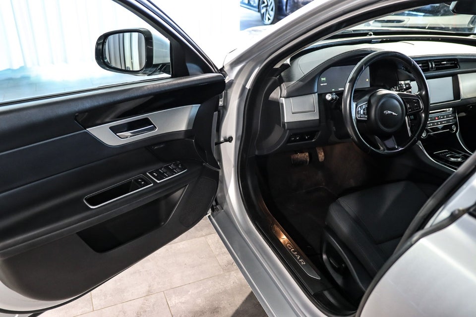 Jaguar XF 2,0 D180 Pure aut. 4d