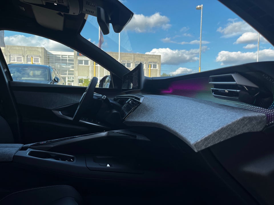 Peugeot e-3008 77 GT Pack 5d