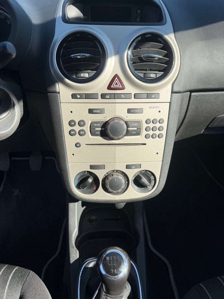 Opel Corsa 1,2 16V Essentia 5d