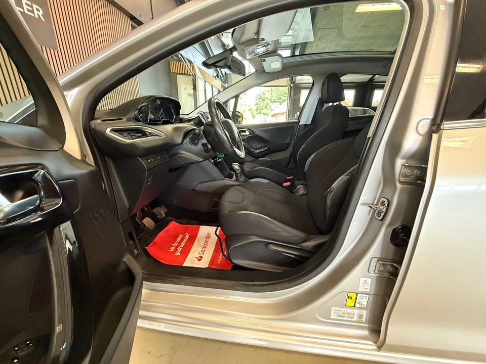 Peugeot 208 1,2 VTi Allure Sky 5d