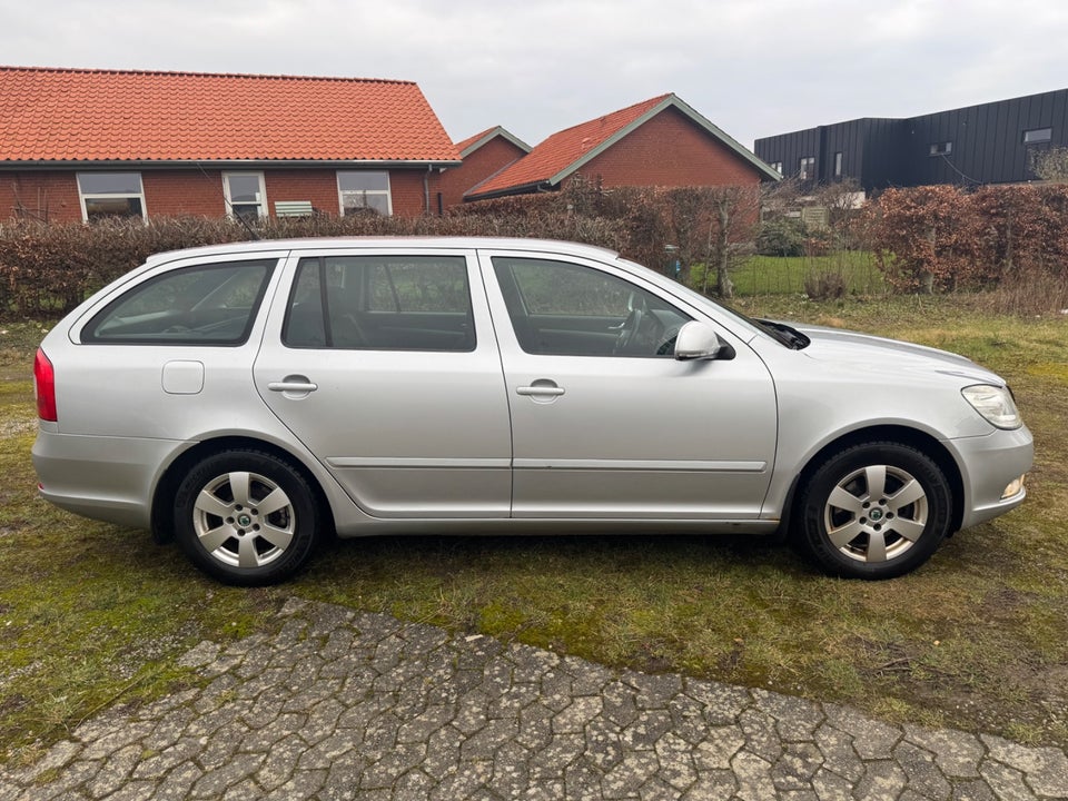 Skoda Octavia 2,0 TDi Ambiente Combi 5d