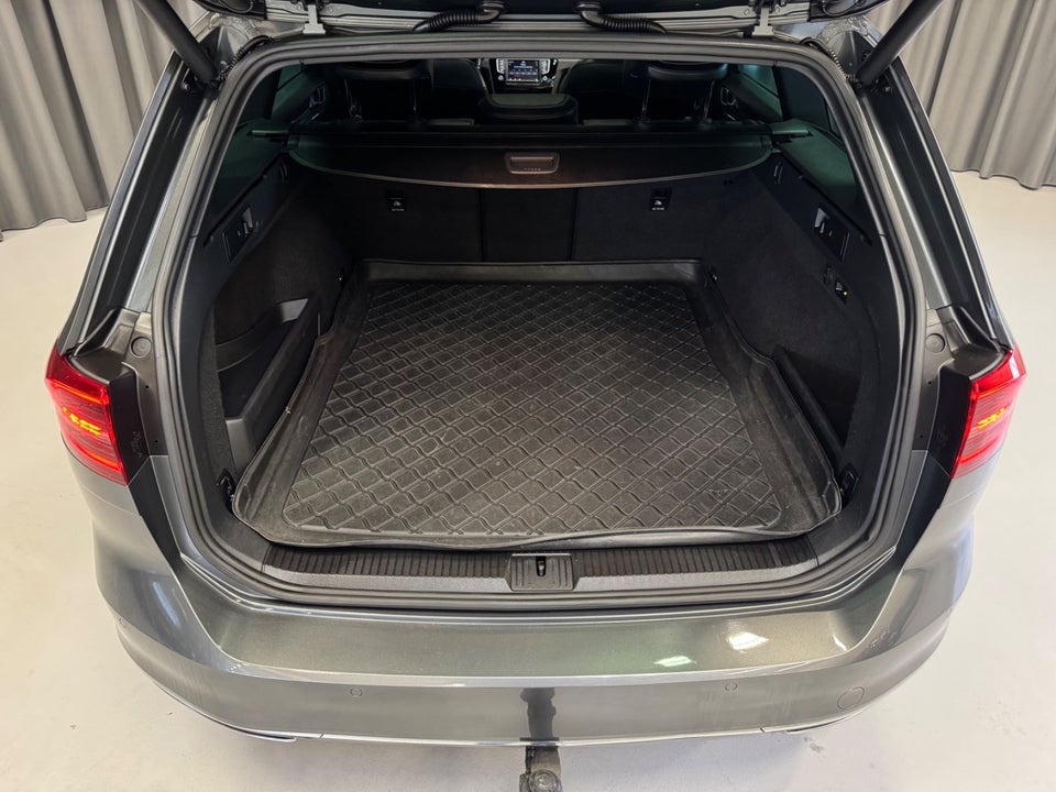 VW Passat 2,0 TDi 240 R-line Variant DSG 4Motion 5d