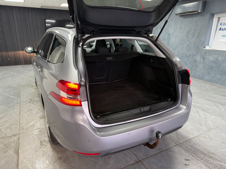 Peugeot 308 1,5 BlueHDi 130 Allure Sky 5d