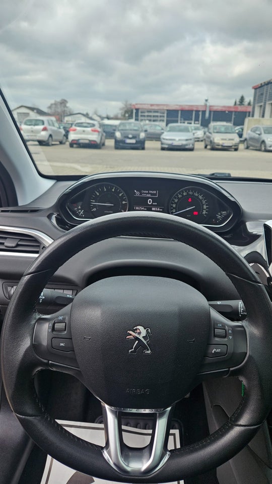 Peugeot 208 1,2 VTi Allure Sky 5d