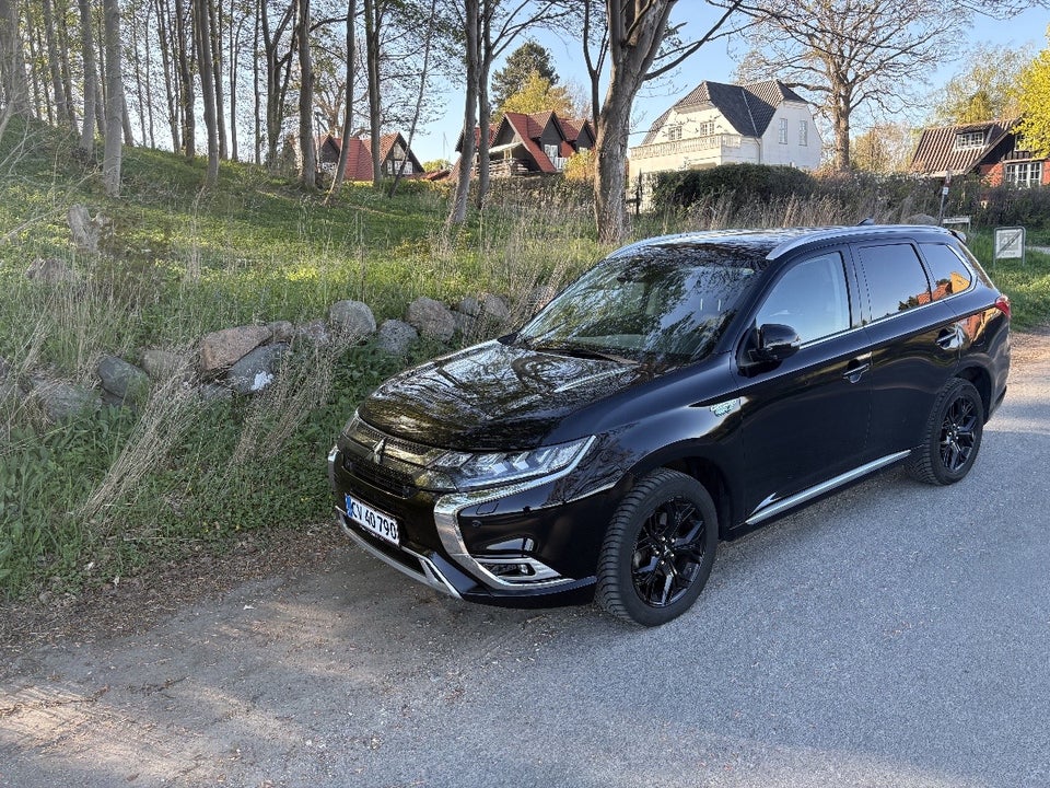 Mitsubishi Outlander 2,4 PHEV Limited CVT 4WD 5d