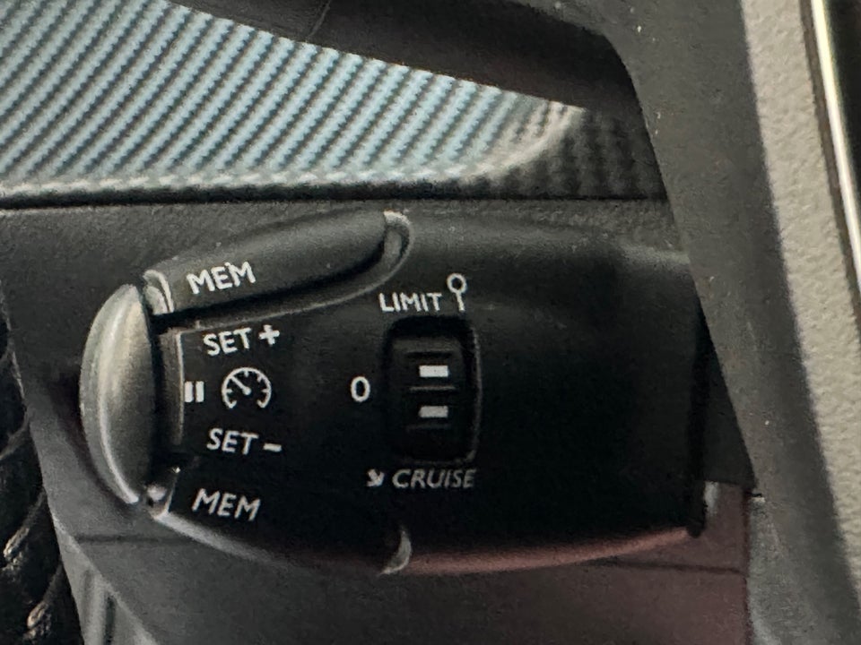 Peugeot 208 1,2 PureTech 100 Allure Sky 5d