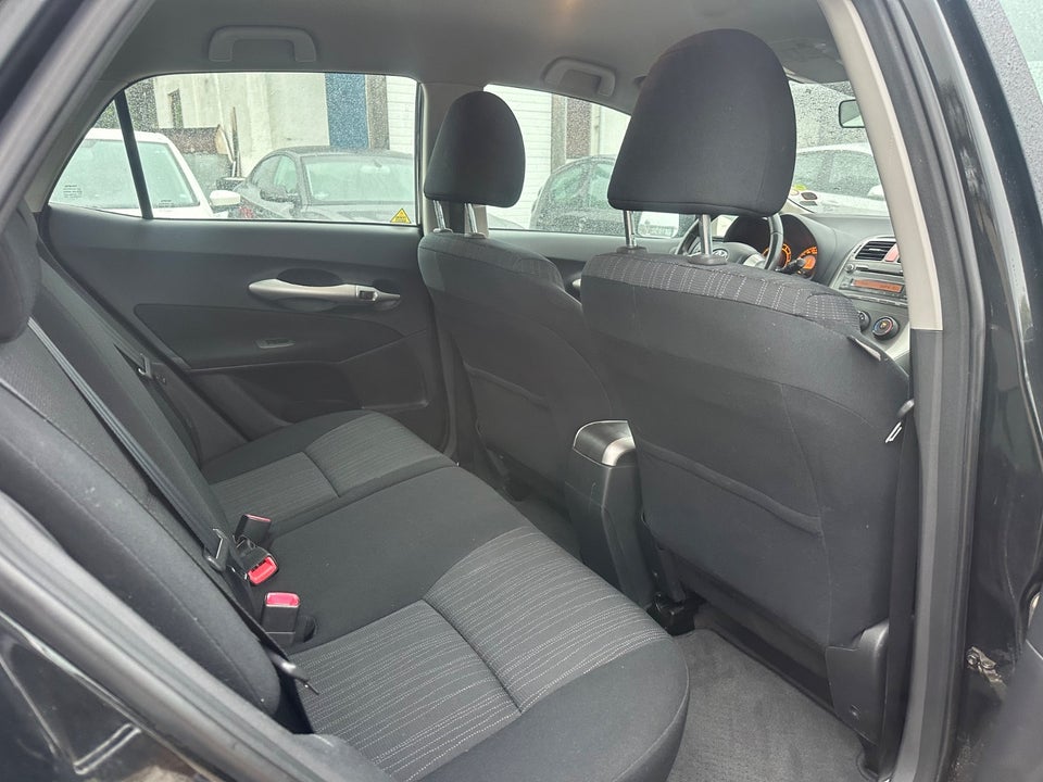 Toyota Auris 1,4 Luna 5d