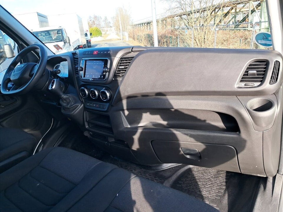 Iveco Daily 2,3 35S16 4100mm Box m/lift AG8