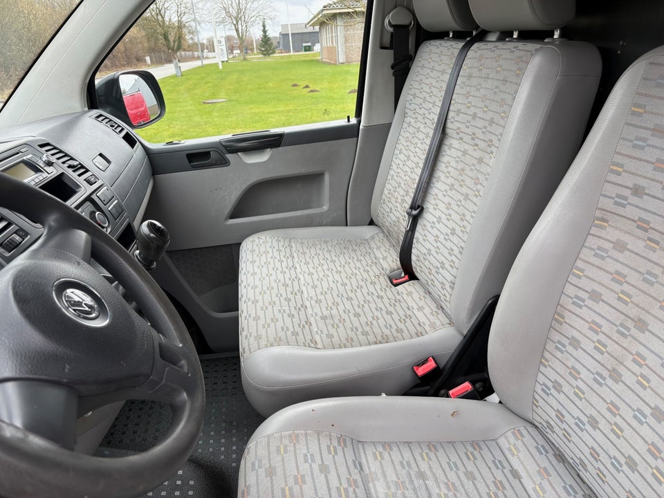 VW Transporter 2,0 TDi 140 Kassevogn kort