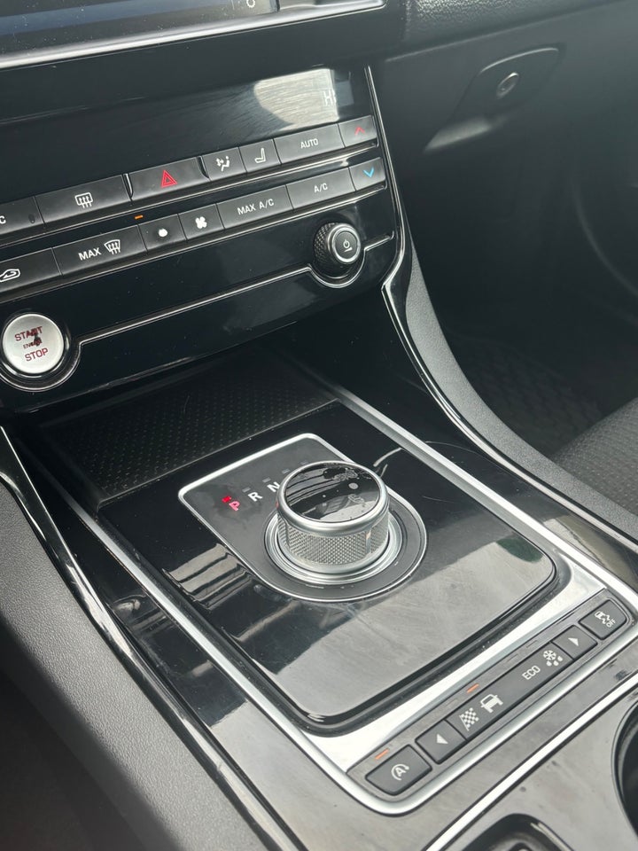 Jaguar XE 2,0 D180 Prestige aut. 4d