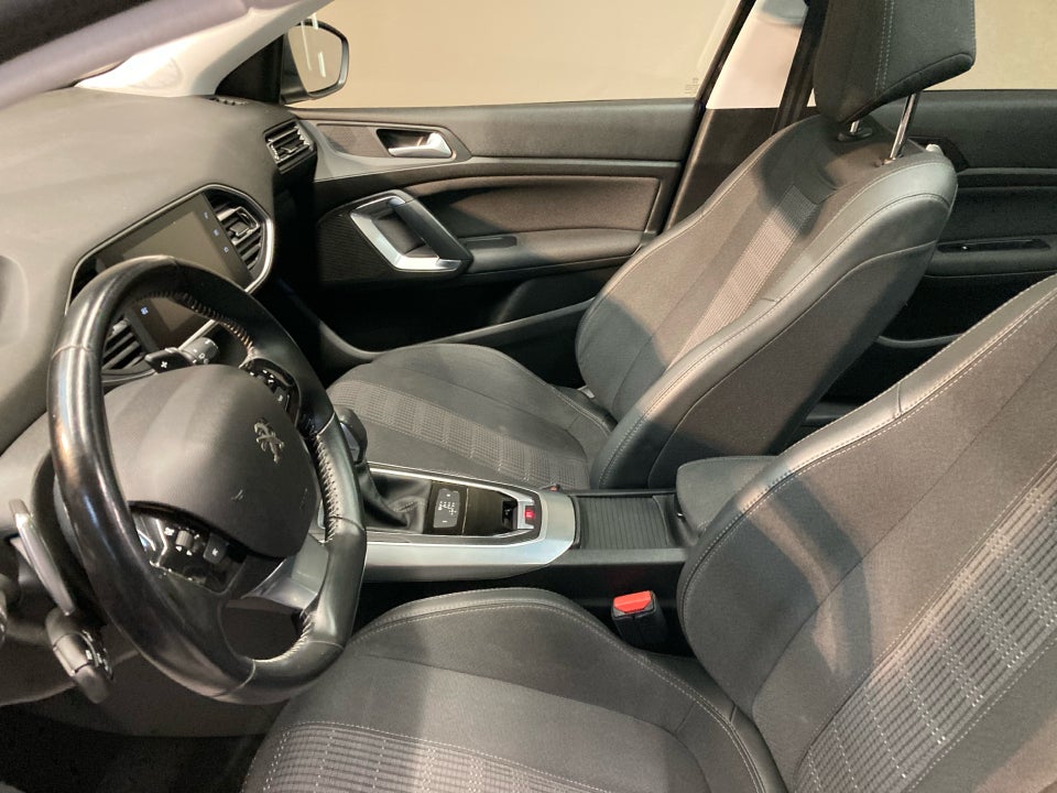 Peugeot 308 1,5 BlueHDi 130 Prestige SW EAT6 5d