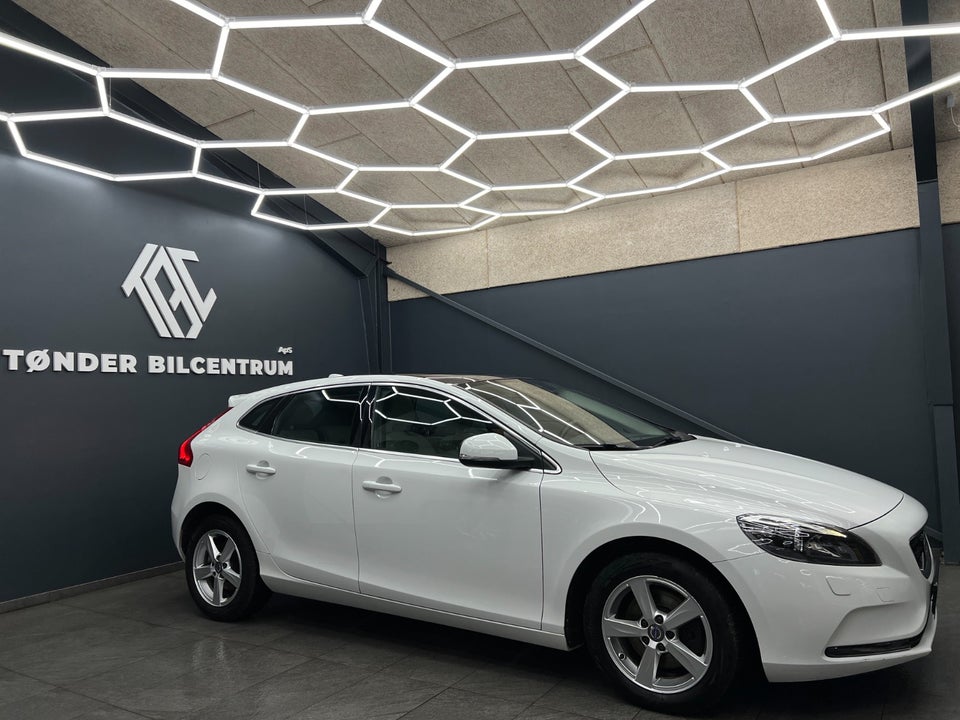 Volvo V40 2,0 T3 152 Momentum 5d