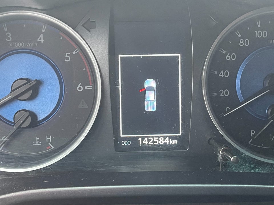 Toyota HiLux 2,4 D-4D 150 T3 Db.Kab 4x4 4d