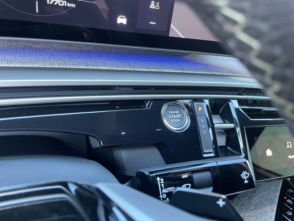 Peugeot e-3008 77 GT Pack 5d