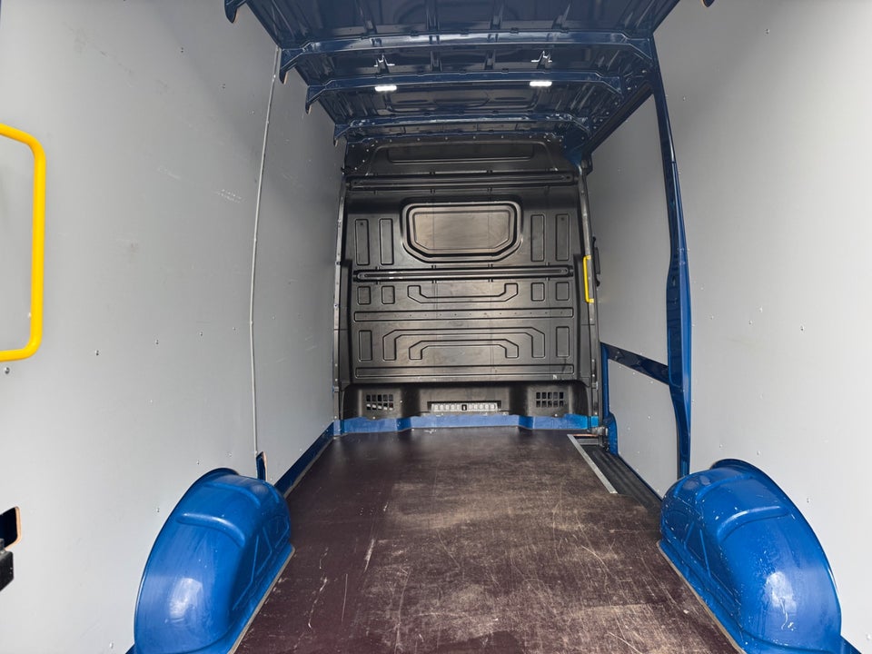 VW Crafter 35 2,0 TDi 140 Kassevogn L3H3 aut.